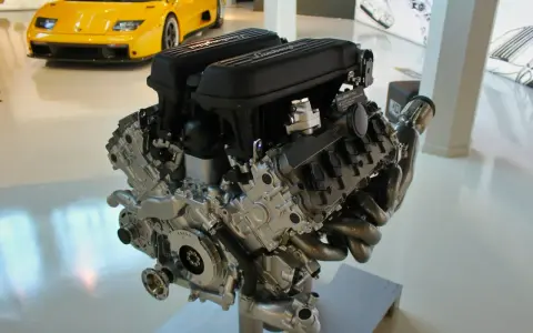 Silnik Lamborghini V10. Zatarte części silnika mogą objawiać się głośnymi stukami i spadkiem mocy.