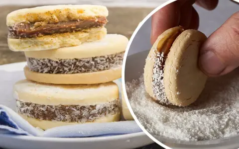 Pyszne Alfajores przepis: kruche ciasteczka przełożone kajmakiem i obtoczone w wiórkach kokosowych. Idealne na deser!