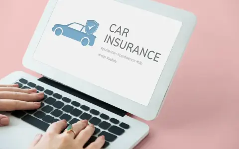 Kobieta wpisuje w laptopie frazę "ile kosztuje ubezpieczenie samochodu pierwszy raz". Na ekranie widnieje grafika samochodu z tarczą i hasło "CAR INSURANCE".