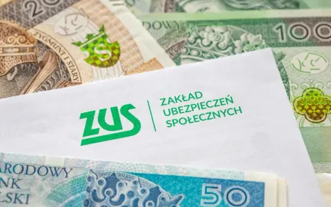 ZUS świadczenie wspierające. Koperta z logo ZUS na tle polskich banknotów 20, 50 i 100 zł.