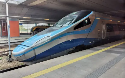 Nowoczesny pociąg Pendolino na peronie, gotowy do podróży do Zakopanego.