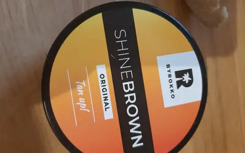 Puszka z produktem BYROKKO Shine Brown Original. "Tan up!" - zachęta do opalania.