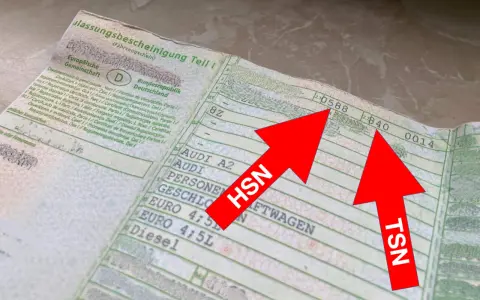 Fahrzeugschein mit HSN und TSN, um das Auto zu identifizieren.