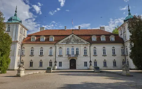 Pałac w Nieborowie, z jego barokową architekturą i zielonymi kopułami, kryje wiele ciekawostek.