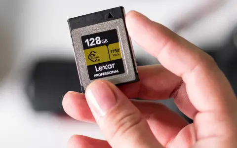 Dłoń trzyma kartę pamięci Lexar 128GB CFexpress B. To nie jest karta pamięci U3 czy U1, lecz profesjonalny nośnik danych.