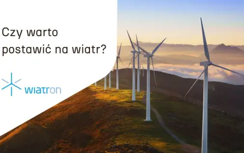 Rząd białych wiatraków turbinowych na wzgórzu o zachodzie słońca. Czy warto postawić na wiatr?