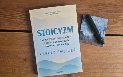 Zeszyt ćwiczeń "Stoicyzm. Jak zyskać zdrowy dystans, wpływ na własne życie i wewnętrzny spokój" obok zielonego pióra. Sztuka życia według stoików.
