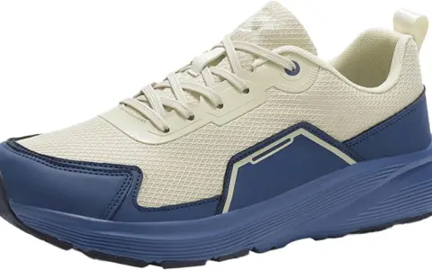 Scarpe grosse donna in tessuto beige e inserti blu. Suola spessa e comoda per ogni avventura.
