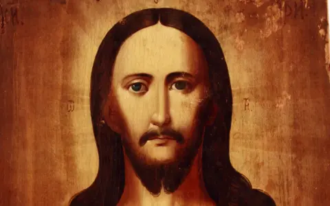 Ikone des Sohnes Gottes mit ernstem Blick und langen Haaren.
