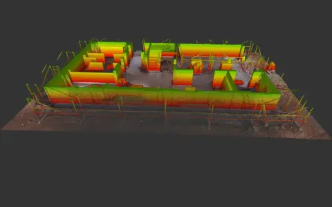Skan 3D budowy z kolorami wskazującymi twardość HRC. Widoczne rusztowania i elementy konstrukcyjne.