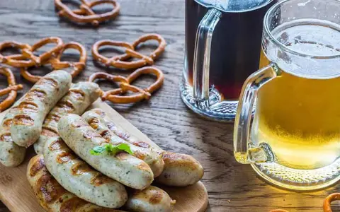 Grillowane kiełbaski, precle i dwa kufle piwa – idealne połączenie, by poczuć smak kuchni niemieckiej.