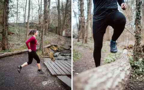 Frau und Mann joggen im Wald, trotz des Regens. Sie sind sportlich gekleidet und genießen die Natur.
