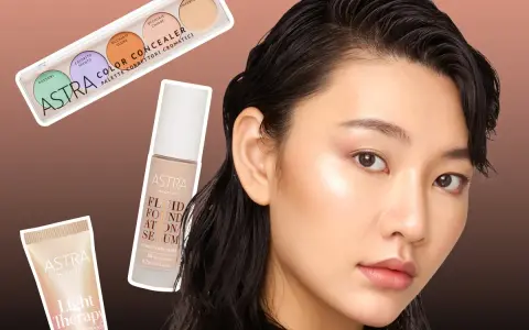 Une femme au teint lumineux, prête pour le maquillage, avec une palette de correcteurs, un fond de teint sérum et un highlighter Astra.