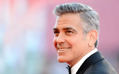George Clooney mit stilvollen grauen Haaren, eine Inspiration für Herren Frisuren ab 50.