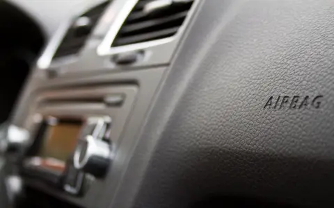 Armaturenbrett mit Lüftungsschlitzen und dem Schriftzug AIRBAG. Hier sieht man, wie man den beifahrer airbag ausschalten kann.
