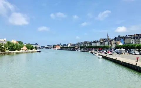 Il porto di Le Havre, con le sue case colorate e il canale tranquillo, è un luogo incantevole.