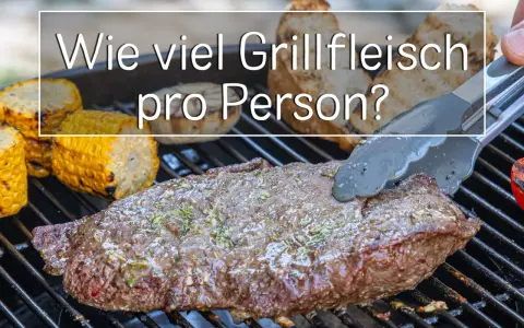 Ein saftiges Steak wird auf dem Grill zubereitet, daneben Maiskolben. Die Frage "Wie viel Grillfleisch pro Person?" schwebt darüber.