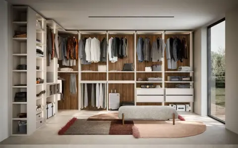 Ein moderner, offener Kleiderschrank, der zum Selberbauen inspiriert. Hängende Kleidung, Regale mit Accessoires und eine Sitzbank.