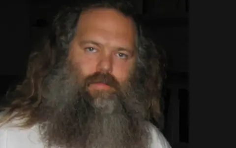 Porträt von Rick Rubin mit langem Haar und Bart, ein ikonischer Musikproduzent.