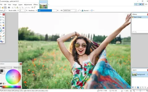 Una chica sonriente con gafas de sol y un pañuelo colorido en un campo de flores, editada en el **foto software** Paint.net.