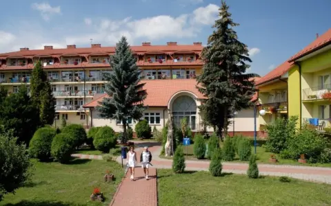 Sanatorium Nida w Busku-Zdroju. Sprawdź cennik i zaplanuj wypoczynek w pięknym otoczeniu.
