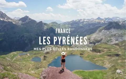 Vue panoramique des Pyrénées, avec des lacs d'altitude et une randonneuse. Parfait pour une randonnée boucle 4 jours Pyrénées.