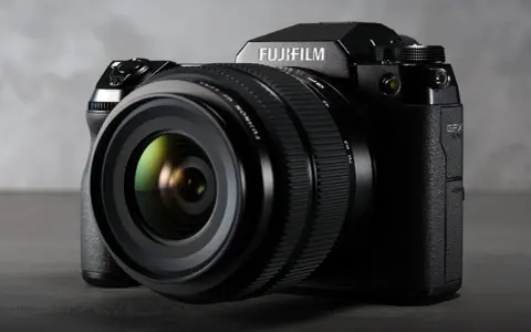Profesjonalny aparat Fujifilm GFX 50s II z obiektywem.