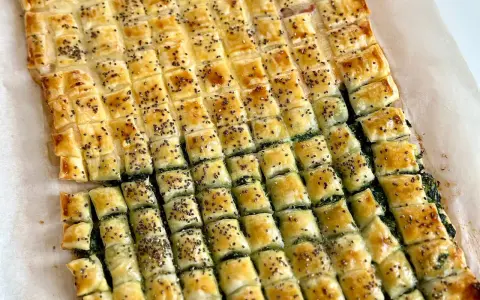 Stuzzichini sfiziosi con pasta sfoglia veloce, ripieni di spinaci e cosparsi di semi di chia. Perfetti per un aperitivo o una merenda golosa.