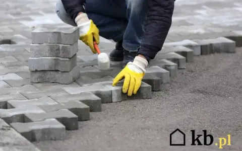 Ile cementu do podsypki cementowo-piaskowej? Proporcje i obliczenia