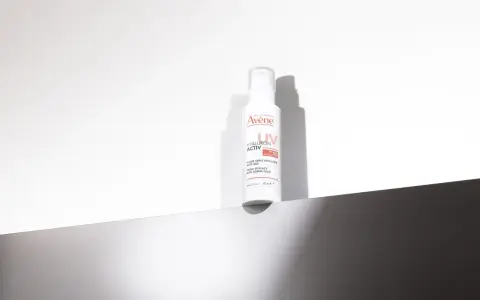 Flacon de fluide anti-âge Avène Hyaluron Activ B3, SPF 50. Idéal pour tous âges souhaitant une protection et une efficacité triple.