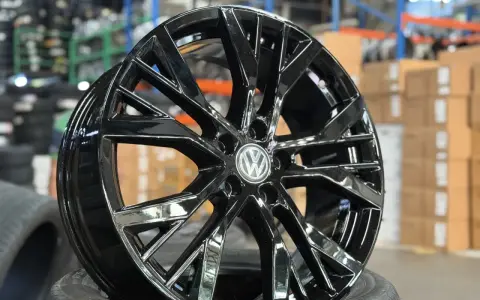 Cerchi Santiago 19 neri lucidi con logo VW, pronti per dare un nuovo look alla tua auto.