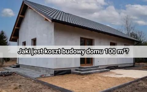 Nowy dom w budowie, szary tynk, ciemny dach. Jaki jest koszt budowy domu 100 m² w 2025 roku?
