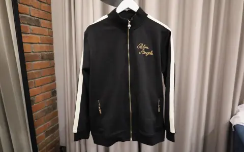 Czarna bluza Palm Angels z białymi lampasami i złotym haftem. Idealna na co dzień.