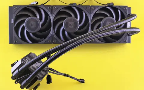 Chłodzenie wodne: blok wodny i radiator z trzema wentylatorami. Zobacz, jak działa chłodzenie wodne w praktyce.