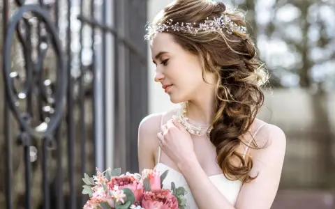 Upięta fryzura glamour z ozdobami z pereł i kryształków, delikatny bukiet róż i piwonii.