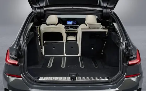 Maletero del BMW Serie 3 con asientos traseros abatidos, mostrando un amplio espacio de carga.