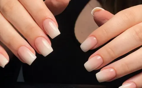 Eleganckie paznokcie french migdałki z delikatnym ombre.