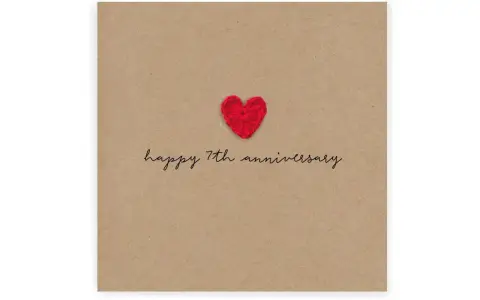 Czerwone, szydełkowe serduszko na brązowej kartce z napisem "happy 7th anniversary". Idealne na 7 rocznicę ślubu.