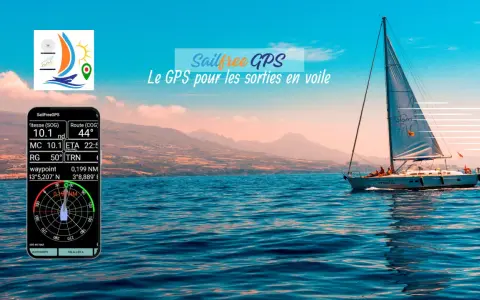 Application GPS bateau SailFreeGPS affichant vitesse, route et waypoints. Un voilier navigue sur une mer bleue, montagnes en arrière-plan.