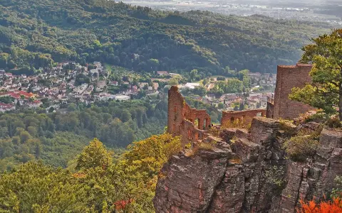 Ruiny zamku górują nad miasteczkiem w Baden-Baden, Niemcy. Wspaniały widok na zielone wzgórza i zabudowania.