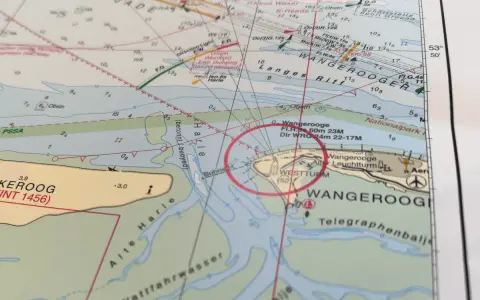 Seekarten-Details zeigen Wangerooge mit Leuchtturm und Schiffshorn-Signalen.