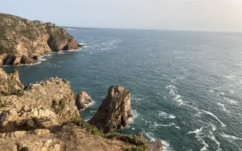 Steile Felsklippen stürzen in den tosenden Atlantik. Ein dramatischer Ausblick auf die lissabon umgebung, wo das Land am westlichsten Punkt Europas endet.