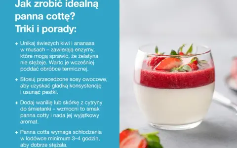 Idealna panna cotta w szklance, udekorowana musem truskawkowym i świeżymi owocami.