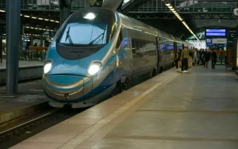 Jak dojechać do Krynicy Morskiej pociągiem - sprawdź alternatywy transportu