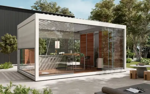 Moderna cucina esterna con tettoia in vetro, completa di bancone, sgabelli e un'elegante lampada da terra.