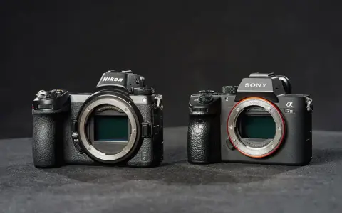 Dwie nowoczesne lustrzanki: Nikon z6 i Sony a7 III, stoją obok siebie na ciemnym tle.