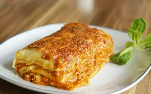 Pyszna, złocista lasagne na talerzu. Idealna na obiad, gdy masz ochotę na coś sycącego. Ten przepis na lasagne na pewno Ci się spodoba!
