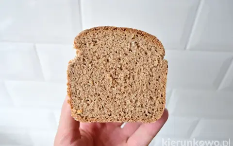 Kromka pysznego, domowego chleba graham na zakwasie, z widoczną strukturą miękiszu.