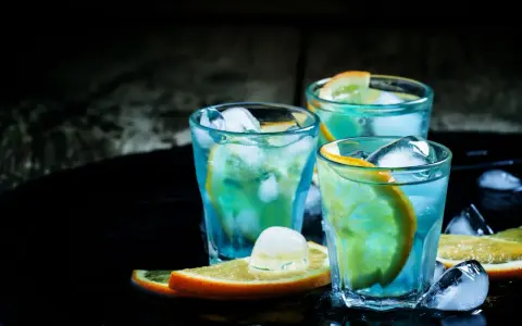 Drinki z Blue Curacao: 10+ przepisów na lazurowe hity i mocktaile