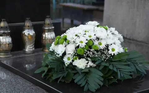 Jak zrobić kompozycje na cmentarz? Poradnik DIY i trwałe stroiki.